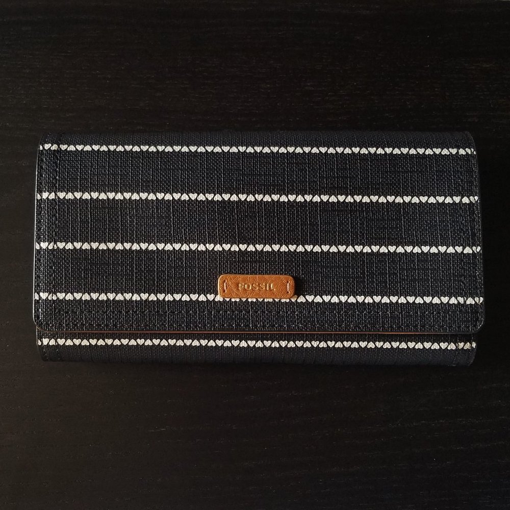 Fossil Logan Flap Clutch Wallet Hearts RFID